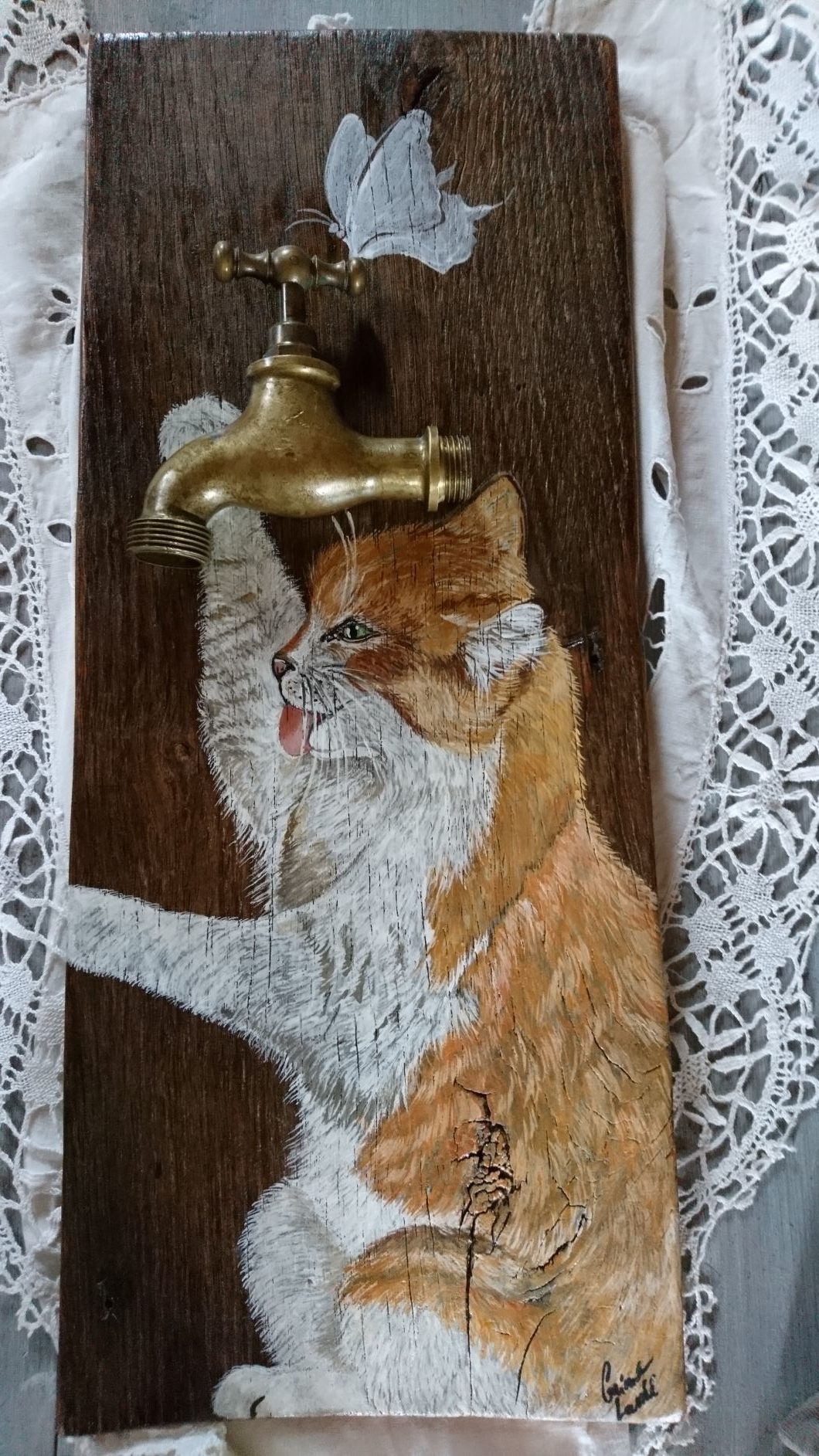 Chat au robinet peint sur bois