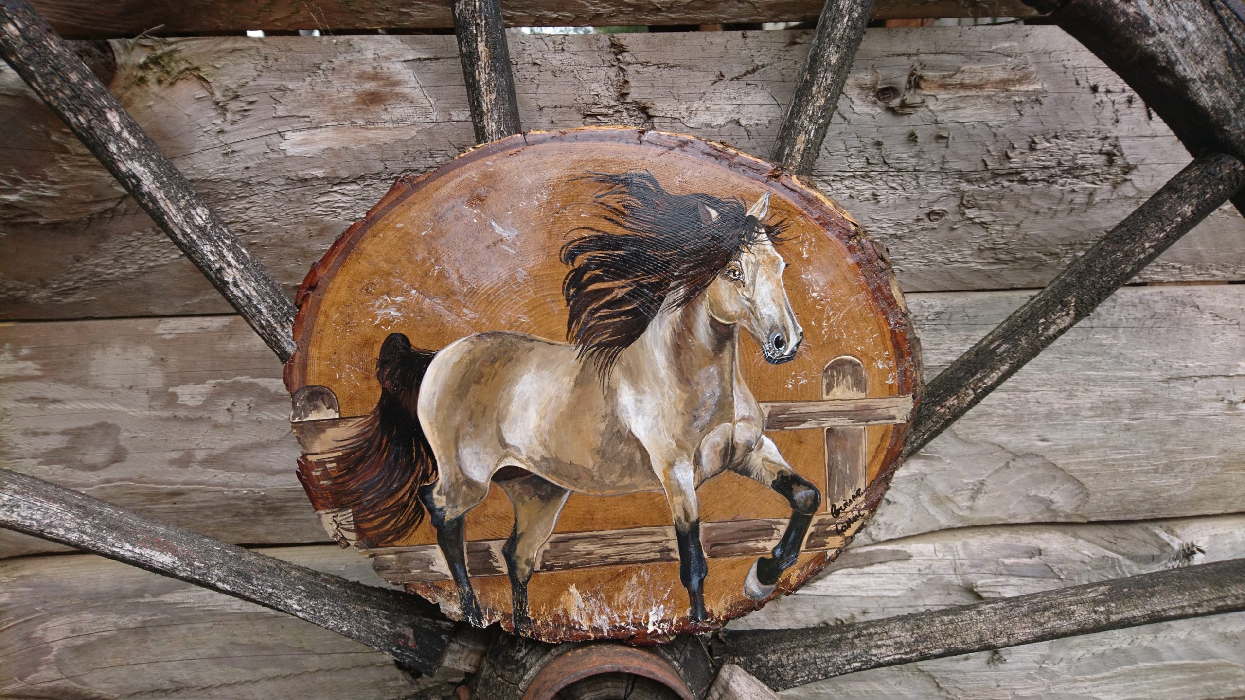 Joli cheval au galop peint sur bois