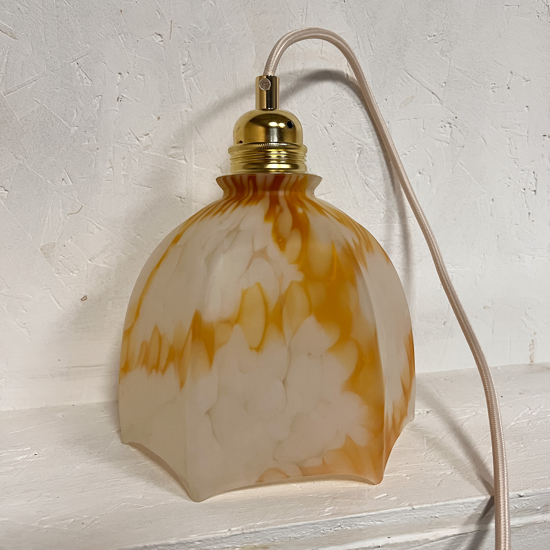 suspension-tulipe-vintage-verre-depoli-blanc-et-orange-lili-esprit-vintage-flers-3